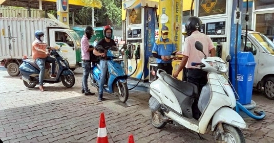 पेट्रोल डीजल की कीमतों को लेकर हुआ बड़ा ऐलान, कल सुबह इतने रुपये सस्ता होगा तेल, पढ़े पूरी अपडेट